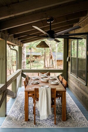 Outdoor dining - Enchanting Creekside Mountain Cabin Retreat with Luxury Amenities in the Heart of Scenic Blue Ridge, Georgia (Blue Ridge)