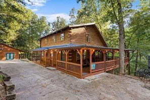 Exterior - Large true cypress log cabin with year round private pool. Shelbys Place (Sevierville)