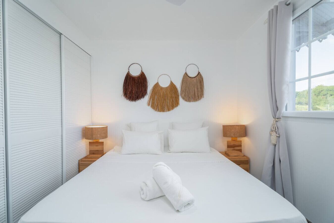 Desk, iron/ironing board, WiFi, bed sheets