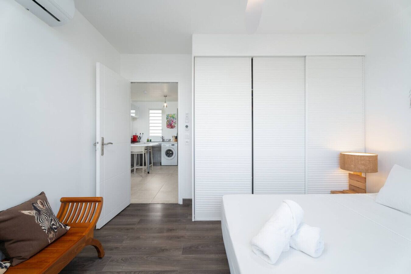 Desk, iron/ironing board, WiFi, bed sheets