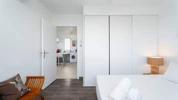 Desk, iron/ironing board, WiFi, bed sheets