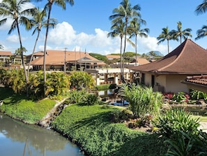 Ein Resort mit Pool, Palmen und einem kleinen Wasserspiel.