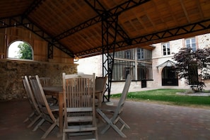 Outdoor dining - Holiday Home 'Gîte De La Crayère' with Private Terrace, Private Garden and Wi-Fi (Blancs-Coteaux)