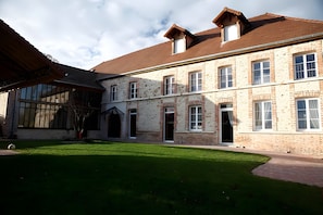 Exterior - Holiday Home 'Gîte De La Crayère' with Private Terrace, Private Garden and Wi-Fi (Blancs-Coteaux)
