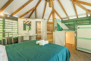 Escritorio, tabla de planchar con plancha, wifi y ropa de cama