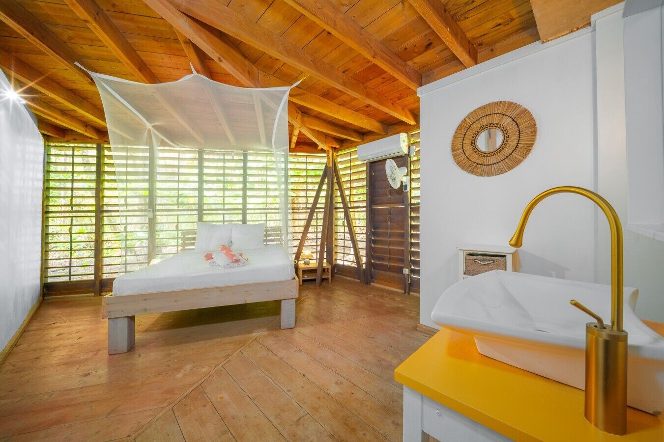 Desk, iron/ironing board, WiFi, bed sheets