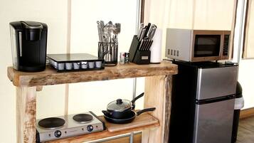 Coffee/tea maker, fridge, microwave, stovetop