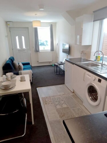 Clacton Accessible Flat w/ Wet Room Near Beach