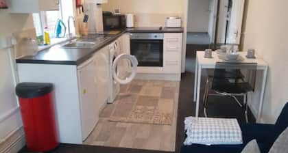 Clacton Accessible Flat w/ Wet Room Near Beach