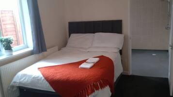 Desk, iron/ironing board, WiFi, bed sheets