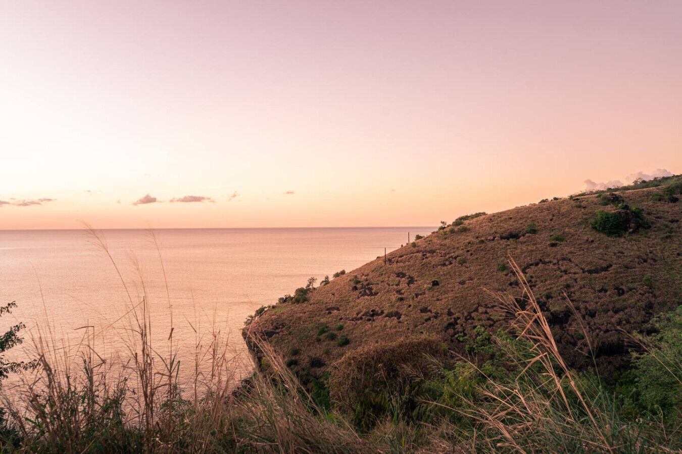 Eine Küstenlandschaft mit Blick auf das Meer und hügeligem Gelände.