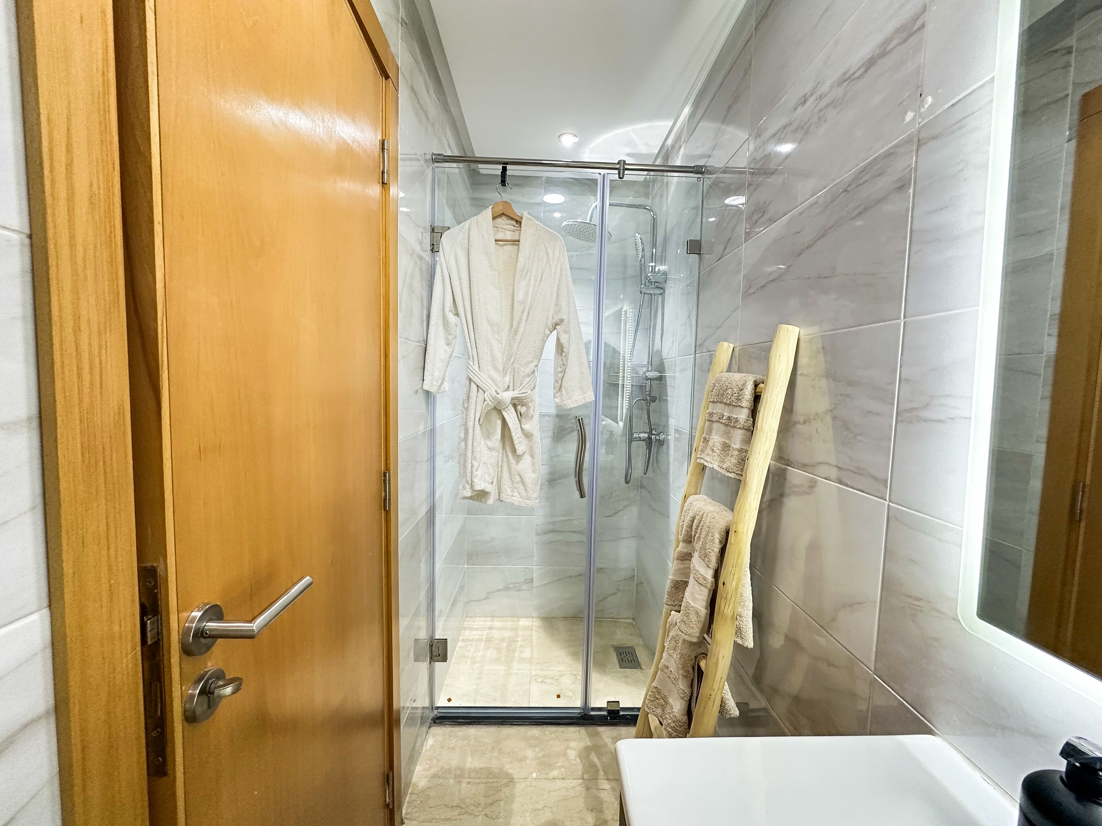 Douche, sèche-cheveux, serviettes fournies, savon