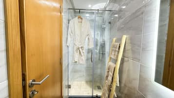 Douche, sèche-cheveux, serviettes fournies, savon