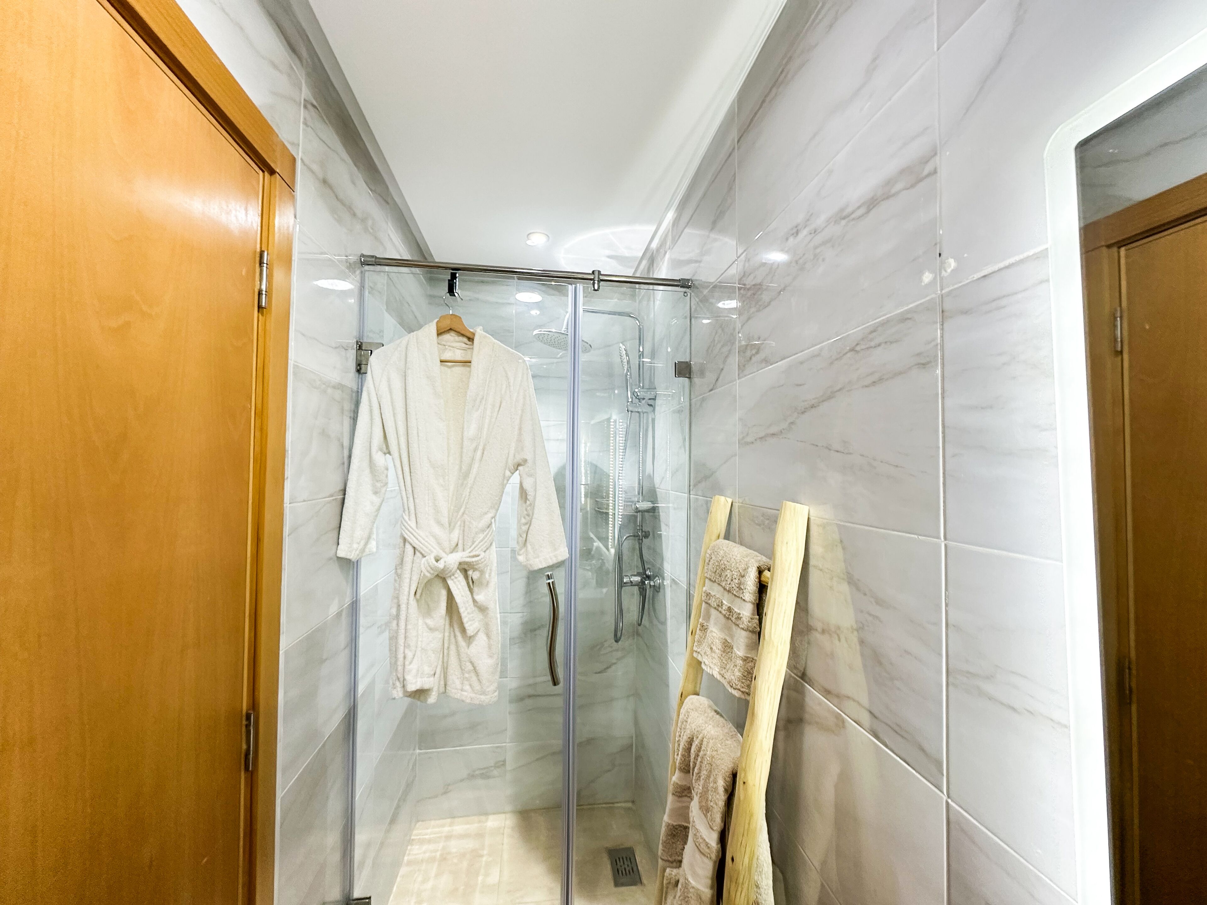 Douche, sèche-cheveux, serviettes fournies, savon