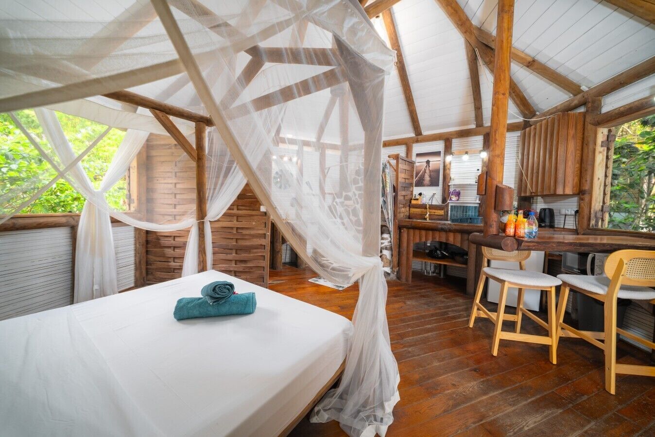 Desk, iron/ironing board, WiFi, bed sheets