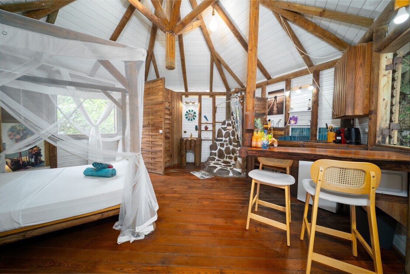 Desk, iron/ironing board, WiFi, bed sheets