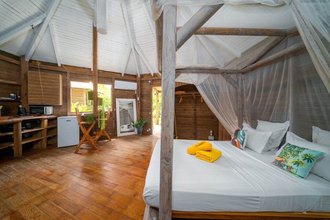 Desk, iron/ironing board, WiFi, bed sheets