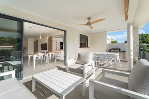 Outdoor dining - Rock Bay Apartment, 300 meters from the beach (Le Diamant)