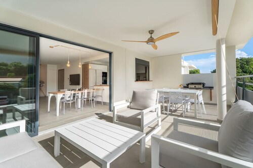 Rock Bay Apartment, 300 meters from the beach
