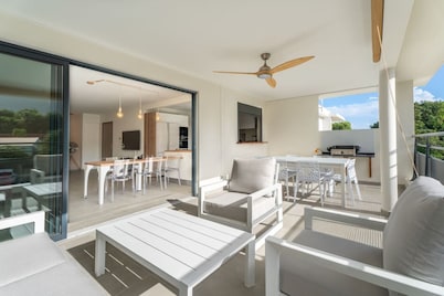 Rock Bay Apartment, 300 meters from the beach