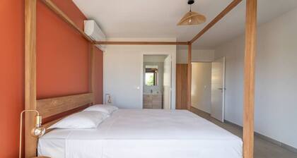 Rock Bay Apartment, 300 meters from the beach