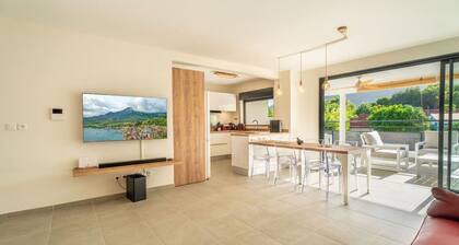 Rock Bay Apartment, 300 meters from the beach