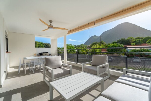 Outdoor dining - Rock Bay Apartment, 300 meters from the beach (Le Diamant)