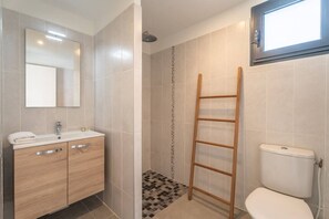 Bathroom - Rock Bay Apartment, 300 meters from the beach (Le Diamant)