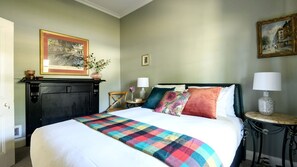 2 habitaciones, escritorio, tabla de planchar con plancha y wifi 