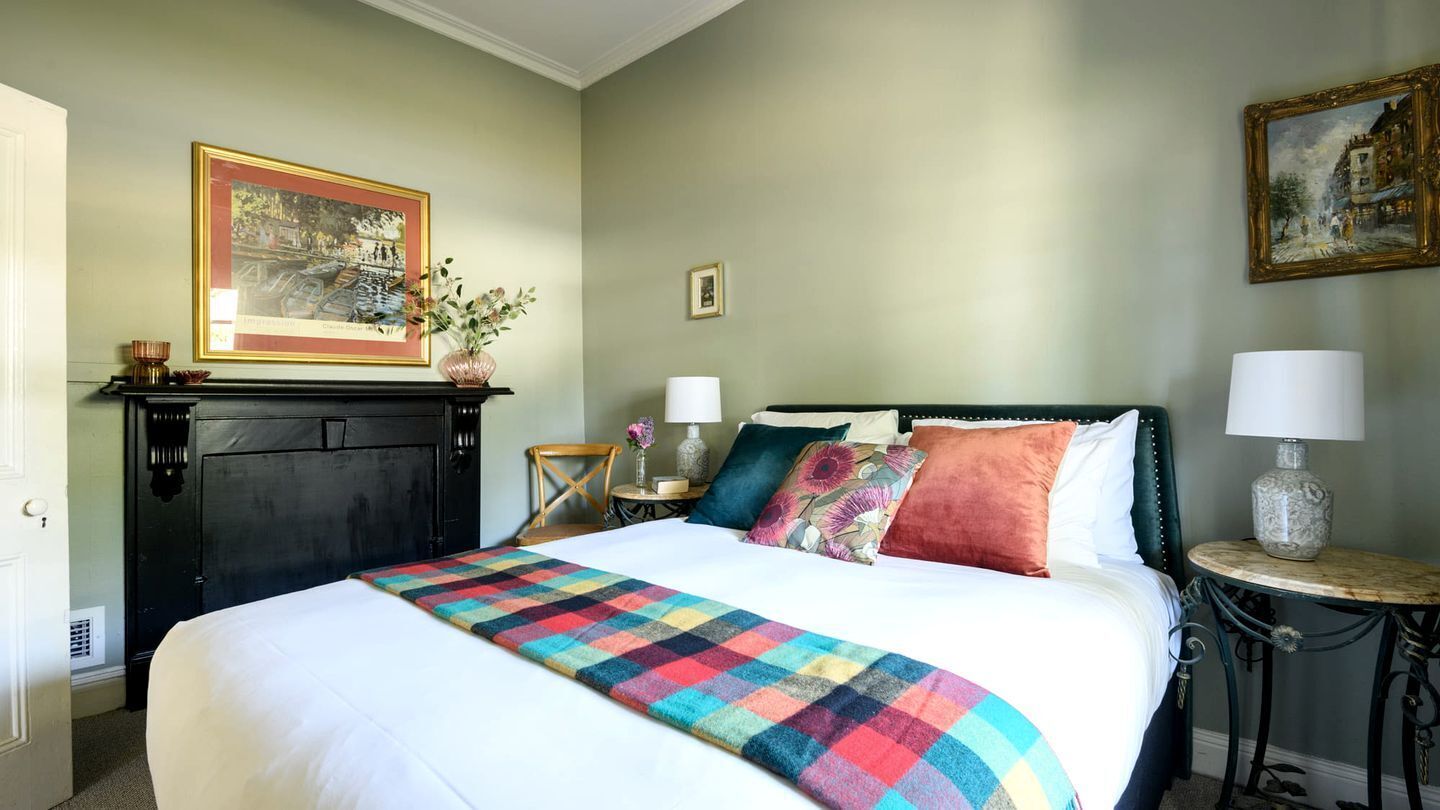 2 bedrooms, desk, iron/ironing board, WiFi