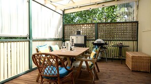 Outdoor dining - Wonderful Cabin with Fireplace in Daylesford, Victoria (Daylesford)