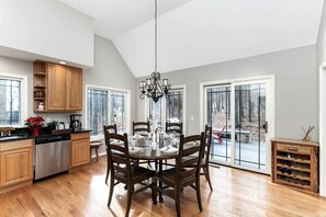 Dining - Incredible Cabin with Beautiful Indoor and Outdoor Living Spaces in Virginia (Wintergreen)