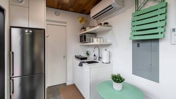 Een koelkast, een microgolfoven, een oven, een kookplaat
