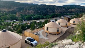 Un alloggio in yurta con vista sul paesaggio circostante.