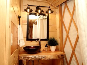 Hair dryer, towels, toilet paper - Picturesque Zion Glamping in a Yurt Rental, Utah (Orderville)