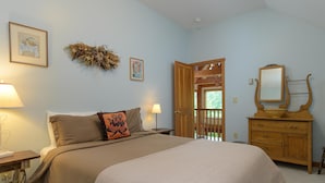 4 bedrooms, desk, iron/ironing board, travel cot - Ludlow Treasure | Okemo, Hot Tub, Game Room, Views (Ludlow)