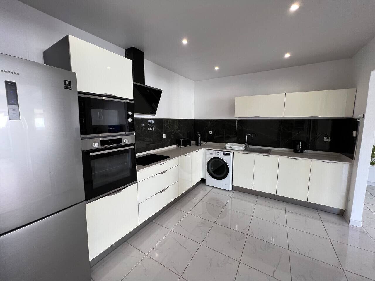Coffee/tea maker, fridge, microwave, oven