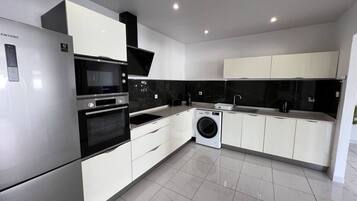 Coffee/tea maker, fridge, microwave, oven