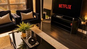 Căn hộ Deluxe, ban công | Khu phòng khách | Smart TV 50-inch có truyền hình kỹ thuật số, Netflix, dịch vụ stream 