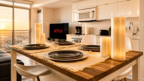 Condo trung tâm thành phố, ban công, quang cảnh hồ | Khu vực ăn uống t ại phòng