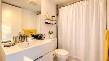 City-Apartment, Balkon, Seeblick | Badezimmer | Kostenlose Toilettenartikel, Haartrockner, Handtücher, Seife