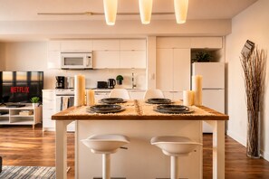 City Condo, Balcony, Lake View | In-room dining - Platinum Premium Residence (Toronto)