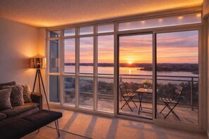 Luxury-Apartment, Balkon, Seeblick | Wohnbereich | 50-Zoll-Smart-TV mit Digitalempfang, Netflix, Streaming-Dienste