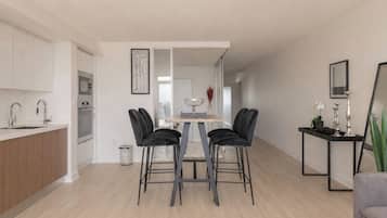 Luxury-Apartment, Balkon, Seeblick | Speisen
