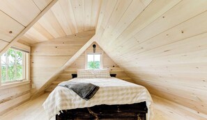 4 bedrooms, iron/ironing board, WiFi, bed sheets - Impressive Tree House with Barbecue and Hot-tub in Gatlinburg, Tennessee (Gatlinburg)