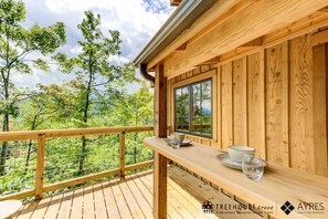 Outdoor dining - Impressive Tree House with Barbecue and Hot-tub in Gatlinburg, Tennessee (Gatlinburg)