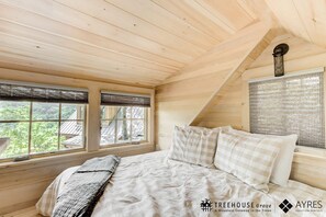 Room - Impressive Tree House with Barbecue and Hot-tub in Gatlinburg, Tennessee (Gatlinburg)