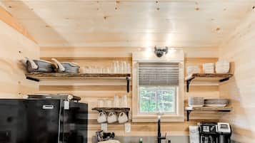 Coffee/tea maker, fridge, microwave, dishwasher
