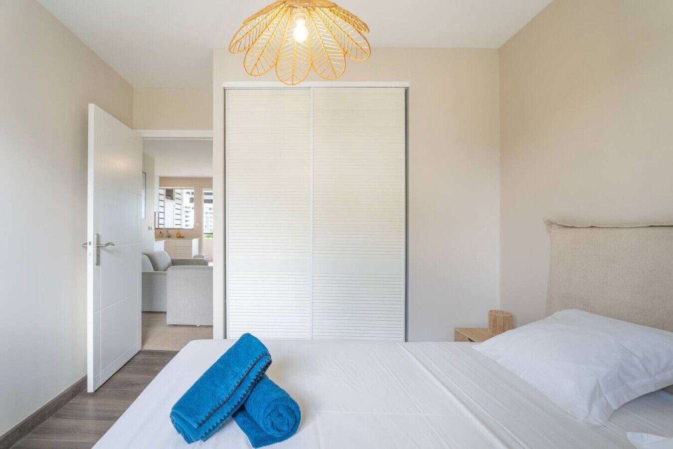 Habitación de hotel con cama, armario, baño y vistas de la ciudad.