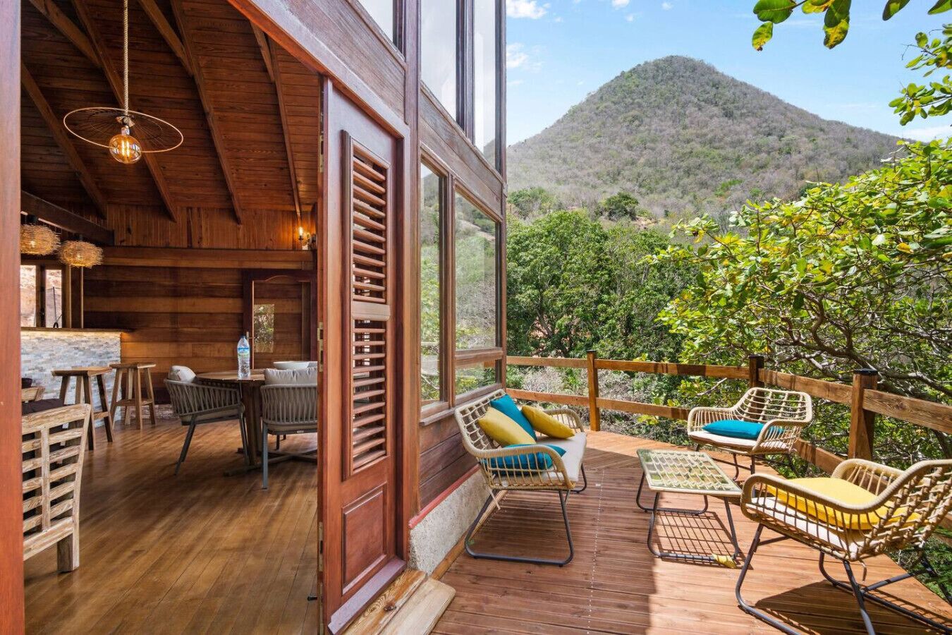 Un intérieur en bois avec un balcon donnant sur un paysage montagneux.
